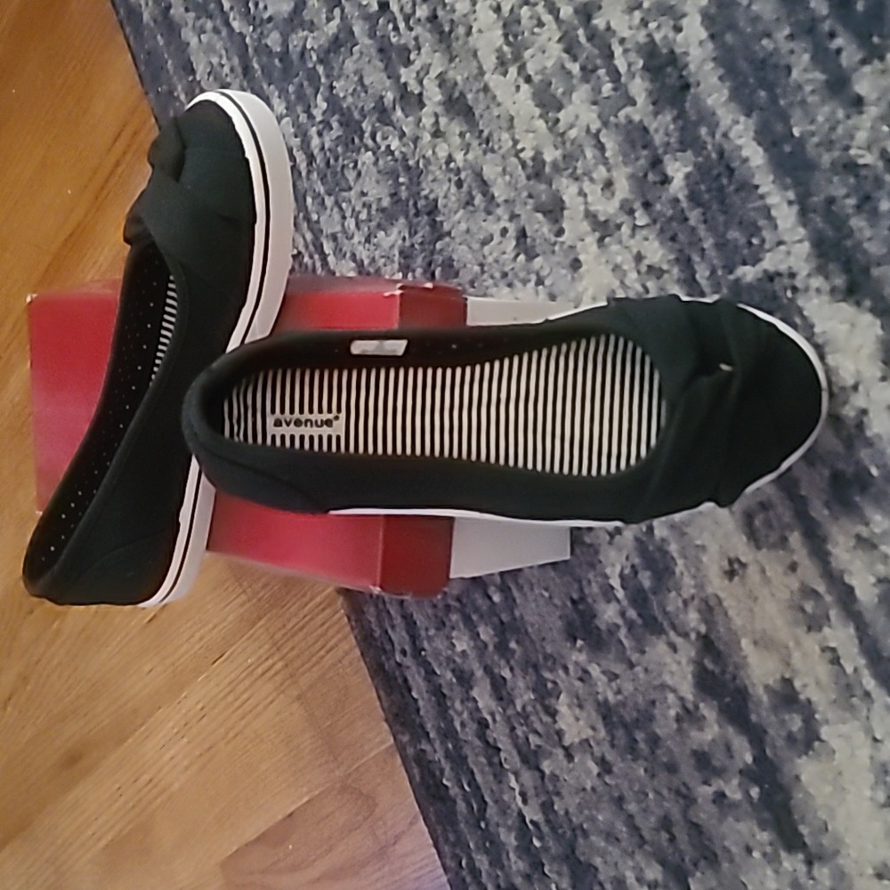 Avenue Dottie shoes size 8W in Black canvas